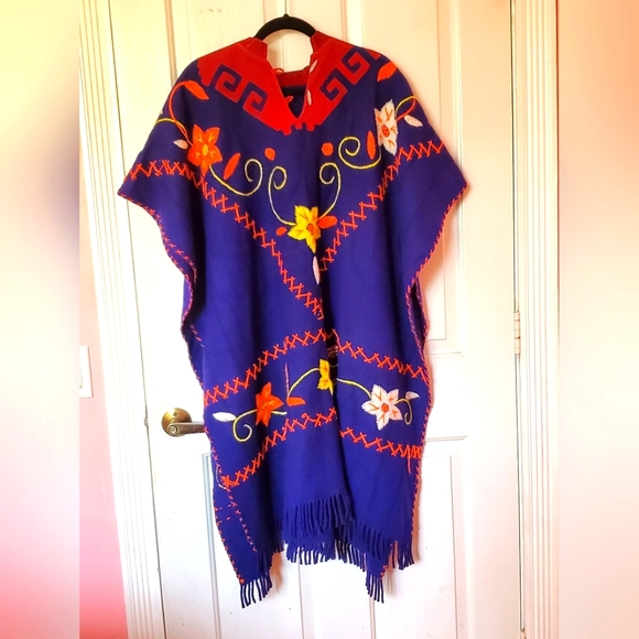 1970s Mexican Handmade Wool Poncho. - Picture 1 of 5